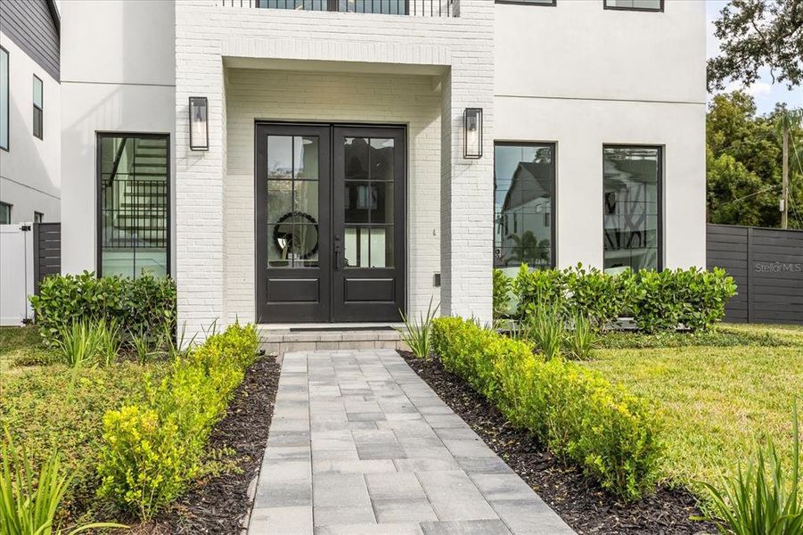 Exterior details and patio area of a home in , Orlando (Image 29).