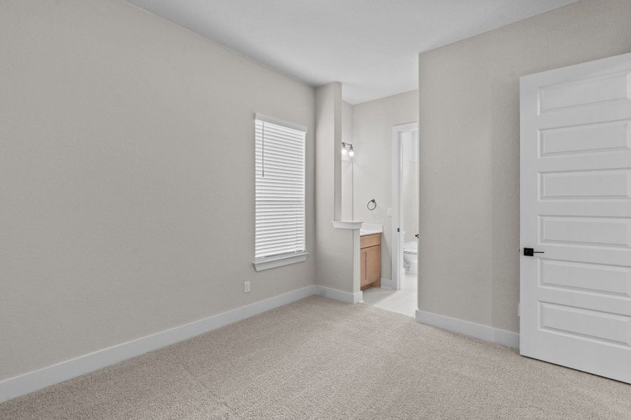 Spacious, unfurnished interior of a new home in Sienna Lakes, San Antonio (Image 33).