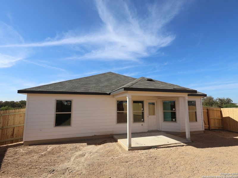 Exterior details and patio area of a home in Cinco Lakes, San Antonio (Image 15).