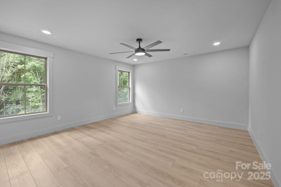 Spacious, unfurnished interior of a new home in , Richfield (Image 16).