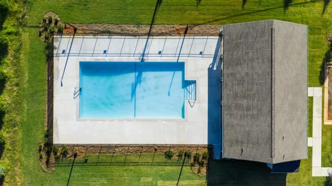 Community amenities in Village at Pine Valley, Gainesville (Image 9).