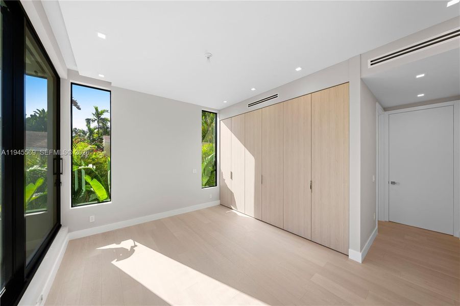 Spacious, unfurnished interior of a new home in , Biscayne Park (Image 15).