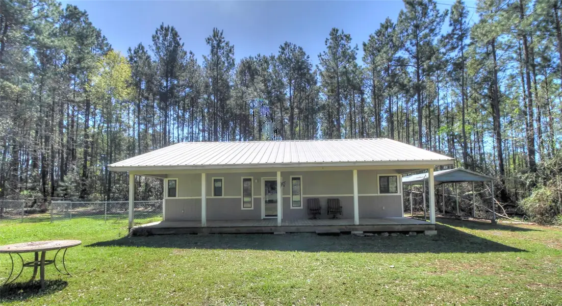 Exterior details and patio area of a home in , Lufkin (Image 11).