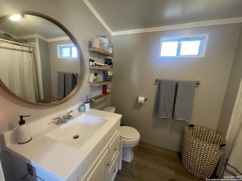 Furnished interior view inside a new home in , Bandera (Image 38).