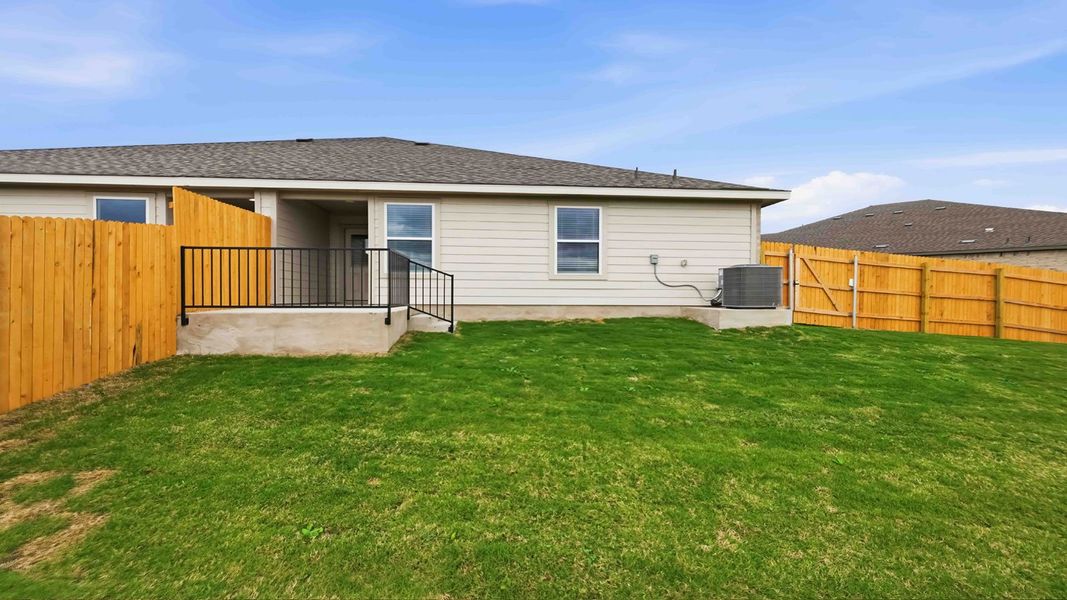 Representative exterior details of a home built from the The Magnolia by D.R. Horton in Palomino, Manor (Image 4).