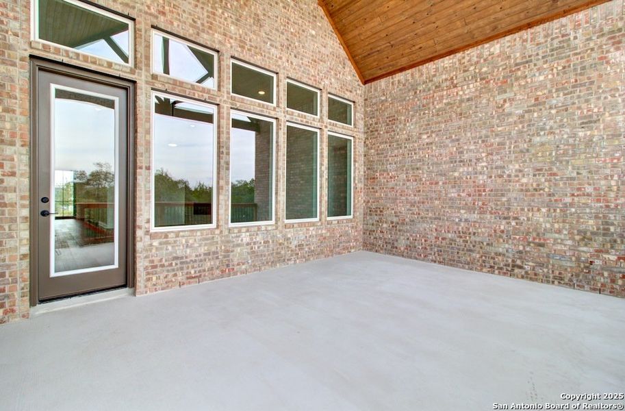 Exterior details and patio area of a home in Verandas at the Rim, San Antonio (Image 3).