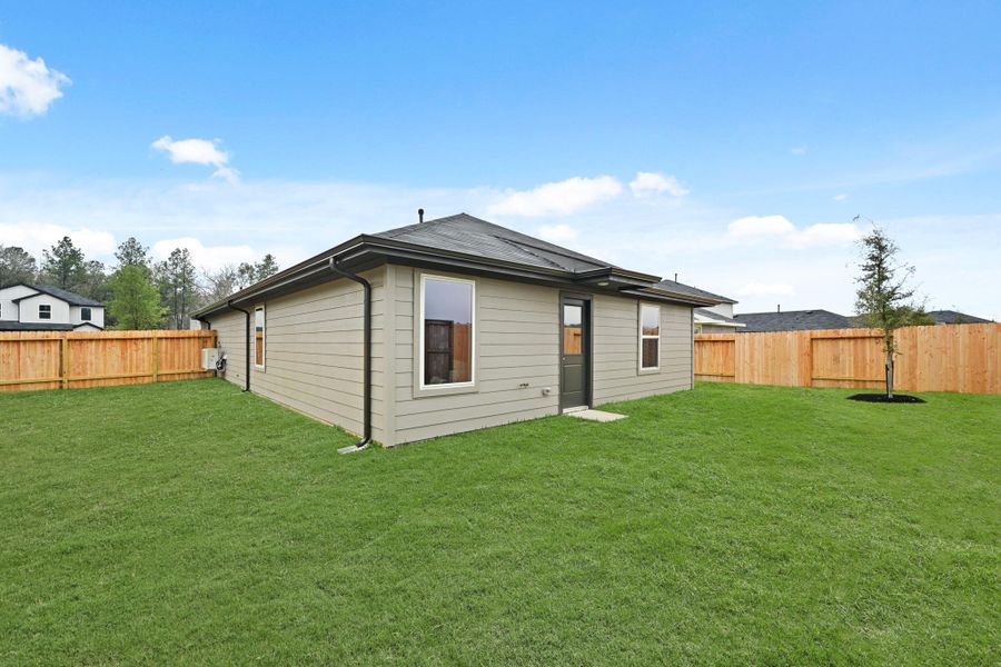 Exterior details and patio area of a home in Silverthorne, Conroe (Image 4).