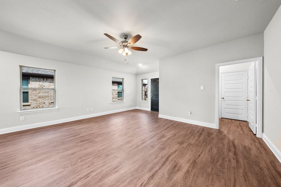 Spacious, unfurnished interior of a new home in Stonecreek, Sulphur Springs (Image 24).