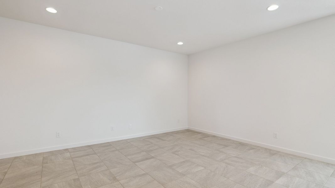 Spacious, unfurnished interior of a new home in Quail Ranch, San Tan Valley (Image 17).