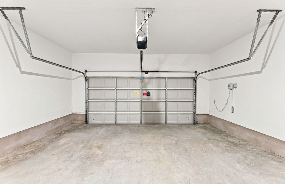 Spacious, unfurnished interior of a new home in Saddleback at Santa Rita Ranch, Liberty Hill (Image 34).