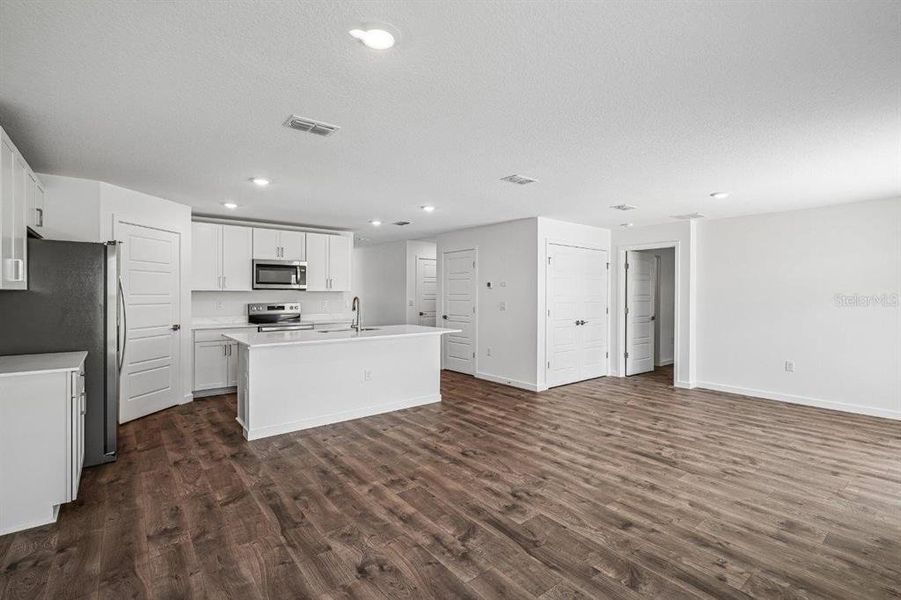 Spacious, unfurnished interior of a new home in , Umatilla (Image 14).