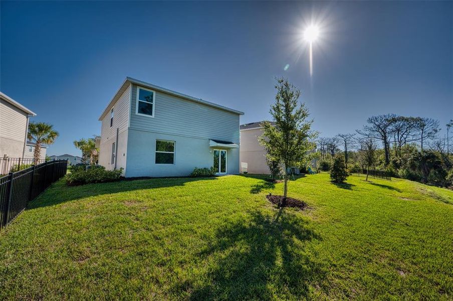 Exterior details and patio area of a home in , Bradenton (Image 3).