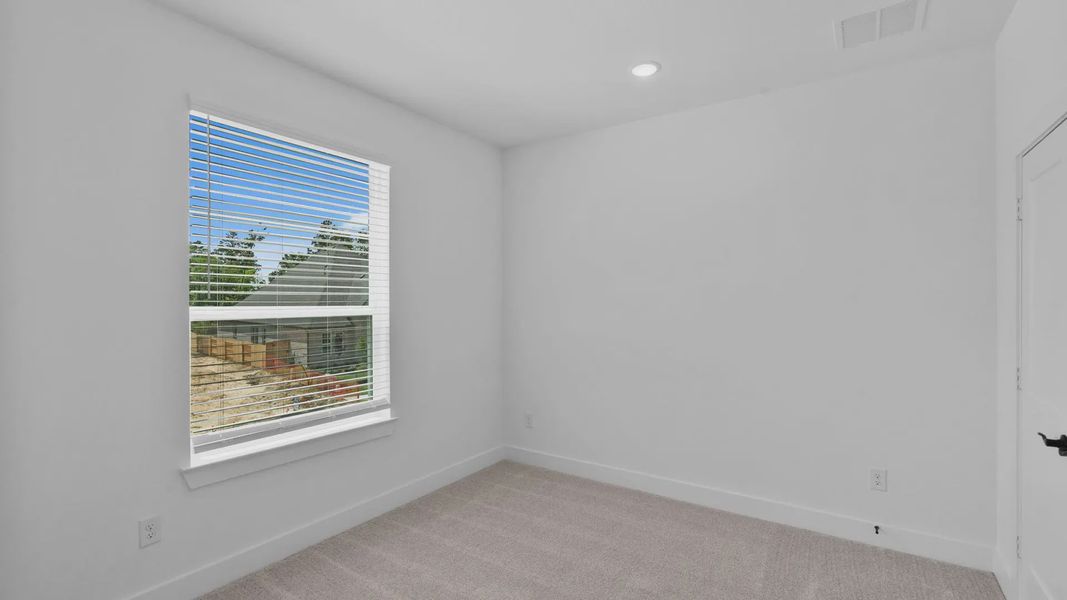 Spacious, unfurnished interior of a new home in Evergreen 60s, Conroe (Image 36).
