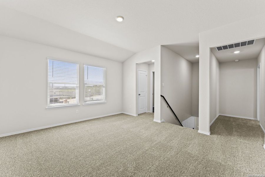 Spacious, unfurnished interior of a new home in Hunters Ranch, San Antonio (Image 12).