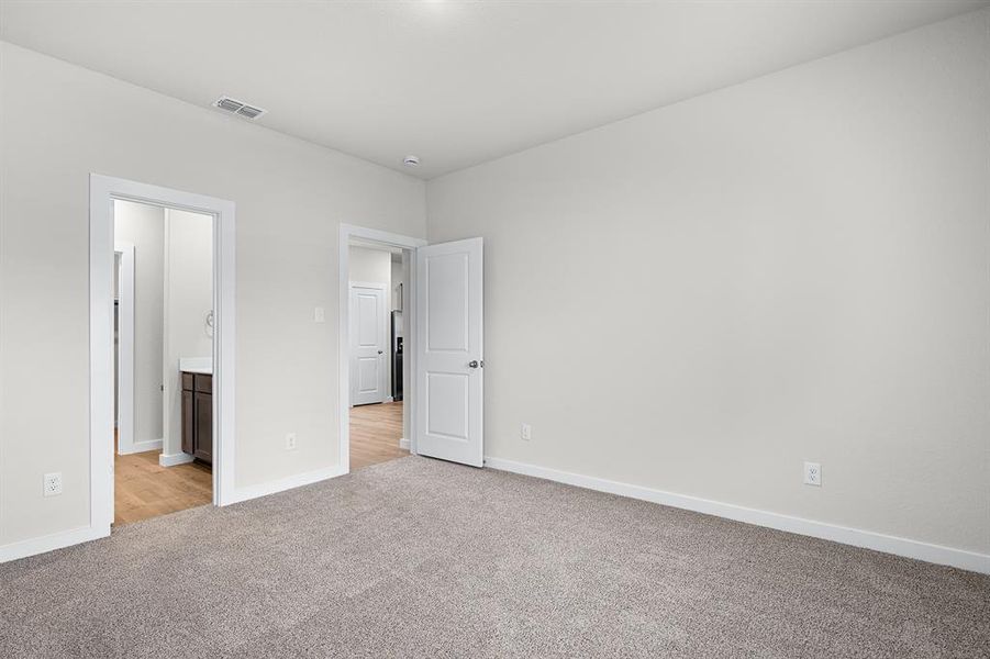 Spacious, unfurnished interior of a new home in Sherman Heights, Sherman (Image 6).