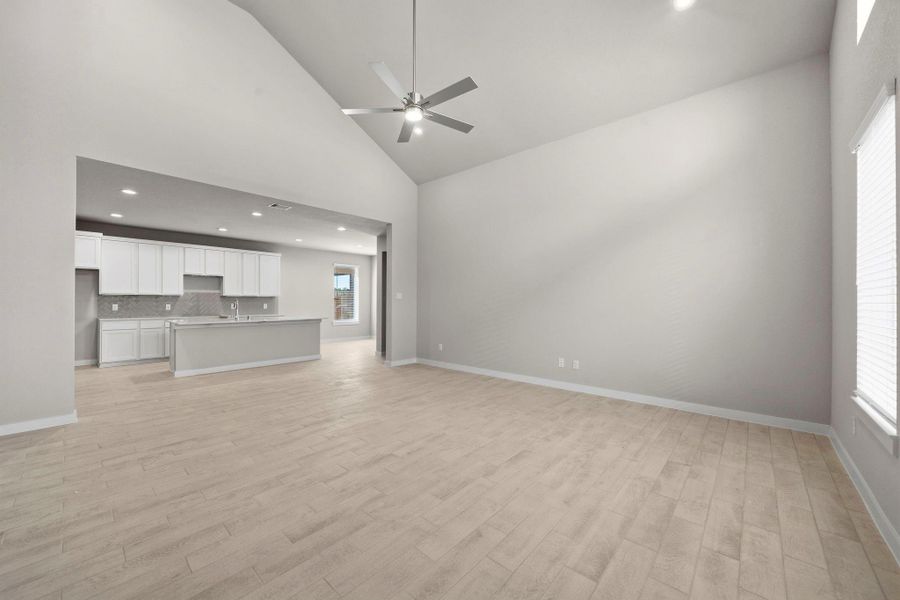 Spacious, unfurnished interior of a new home in Barton Creek Ranch, Conroe (Image 22).