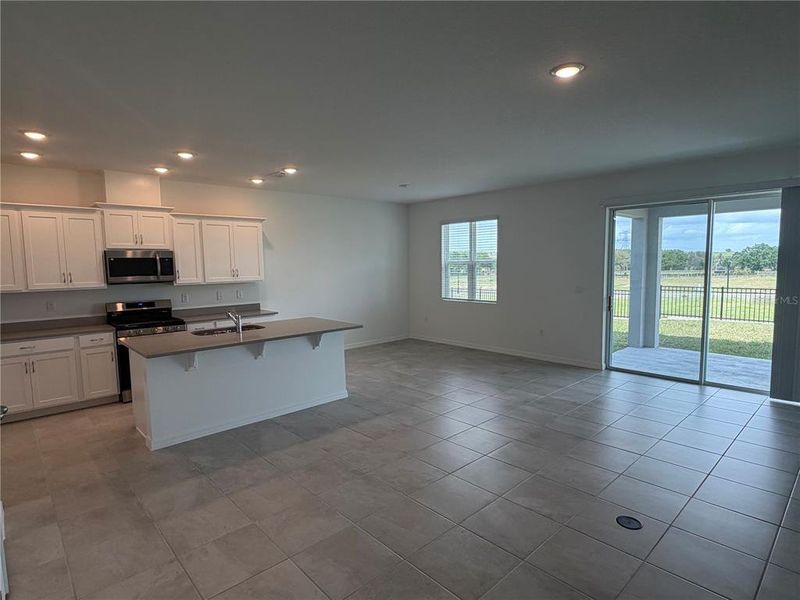 Spacious, unfurnished interior of a new home in Hodges Reserve, Howey-in-the-Hills (Image 6).