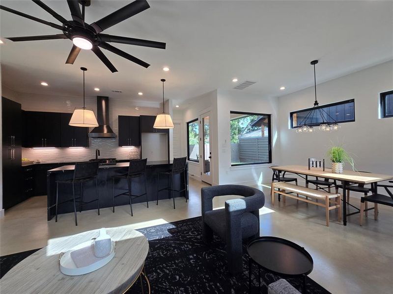 Large kitchen island for great entertaining options, or eat in kitchen.