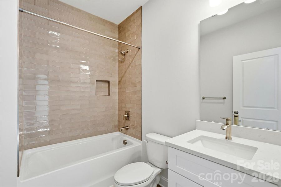 Hallway bath on upper