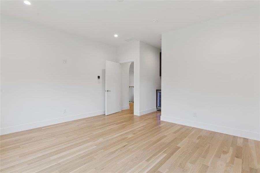 Spacious, unfurnished interior of a new home in , Dallas (Image 25).