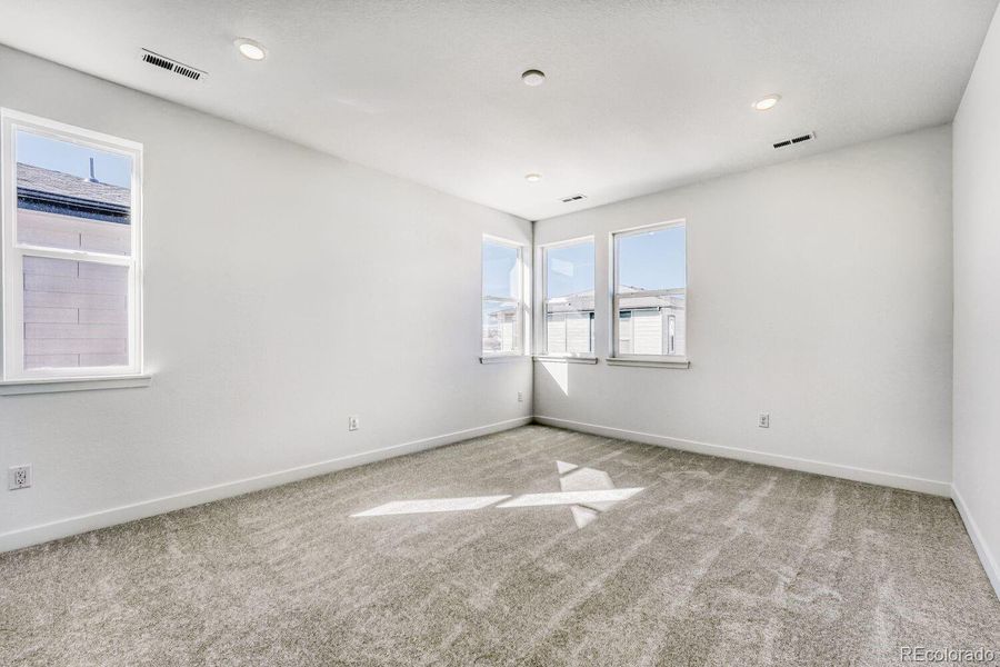 Spacious, unfurnished interior of a new home in Vermilion Creek, Centennial (Image 9).