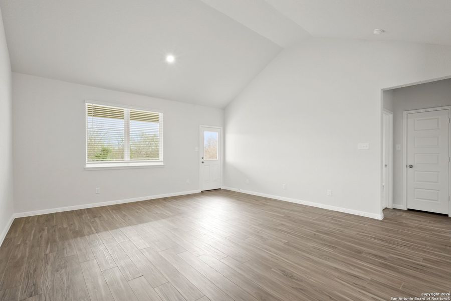 Spacious, unfurnished interior of a new home in Cinco Lakes, San Antonio (Image 25).
