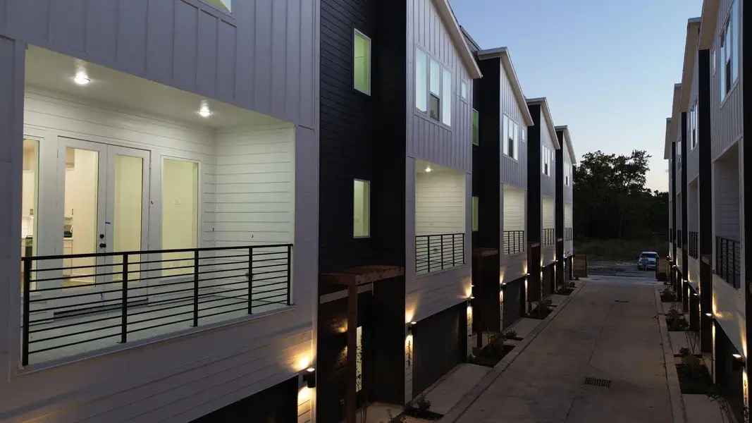 Condo located in Houston, TX showcasing its design and architecture (Image 5). Condo located in Houston, TX showcasing its design and architecture (Image 5).