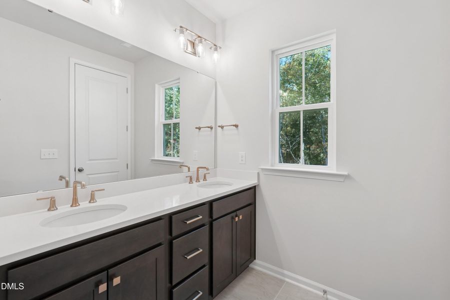 Twinleaf Townes 88_Primary Bathroom_10.2