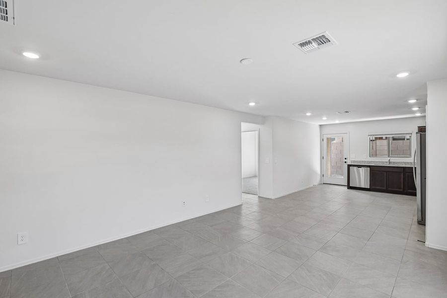 Spacious, unfurnished interior of a new home in The Landings at Rancho Del Lago, Vail (Image 9).