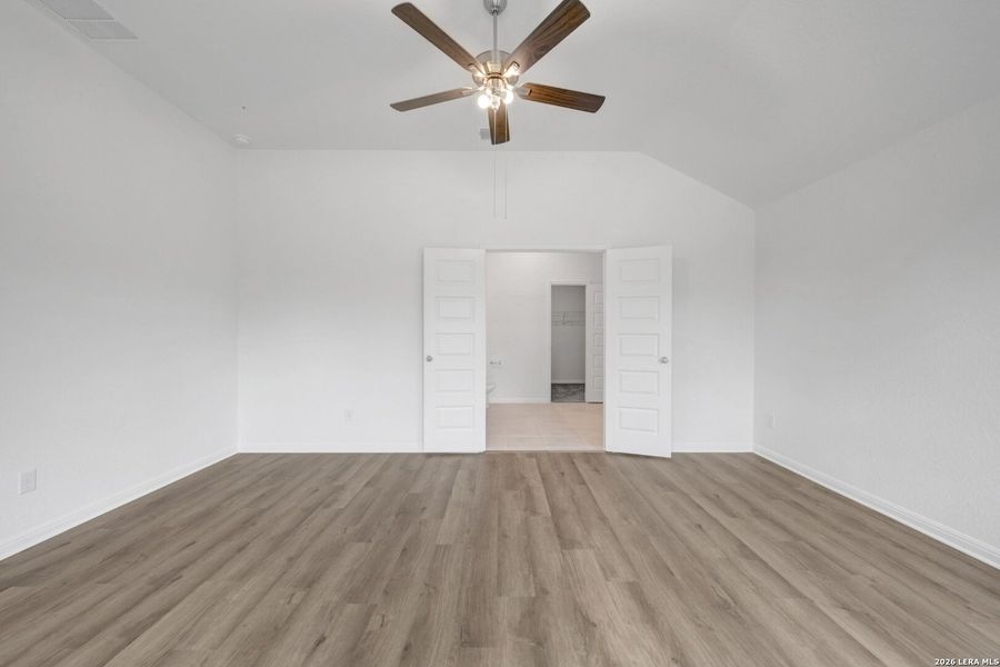 Spacious, unfurnished interior of a new home in Cinco Lakes, San Antonio (Image 32).