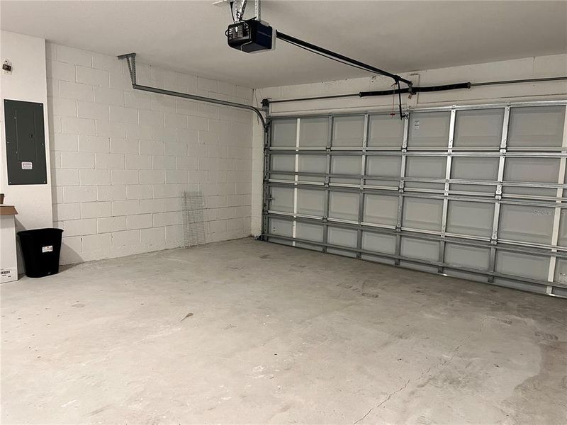 Spacious, unfurnished interior of a new home in , Sebring (Image 26).