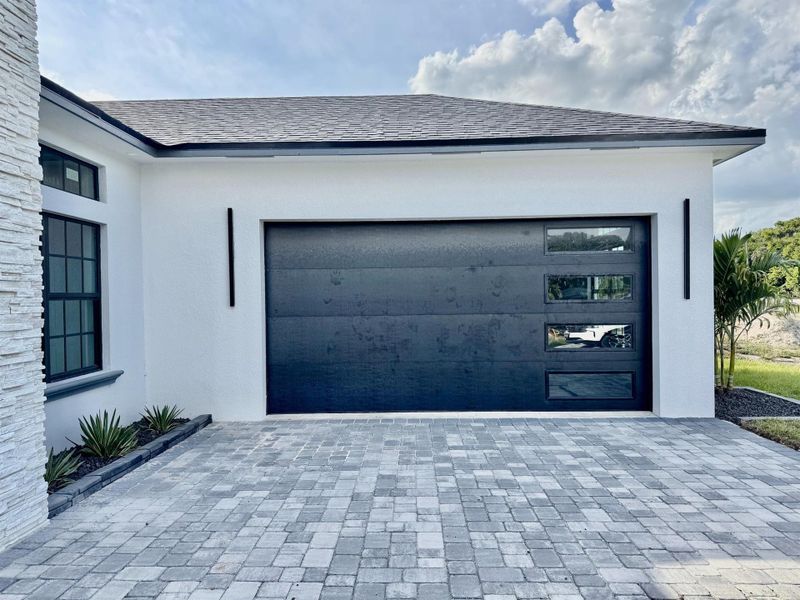 Exterior details and patio area of a home in , Okeechobee (Image 4).