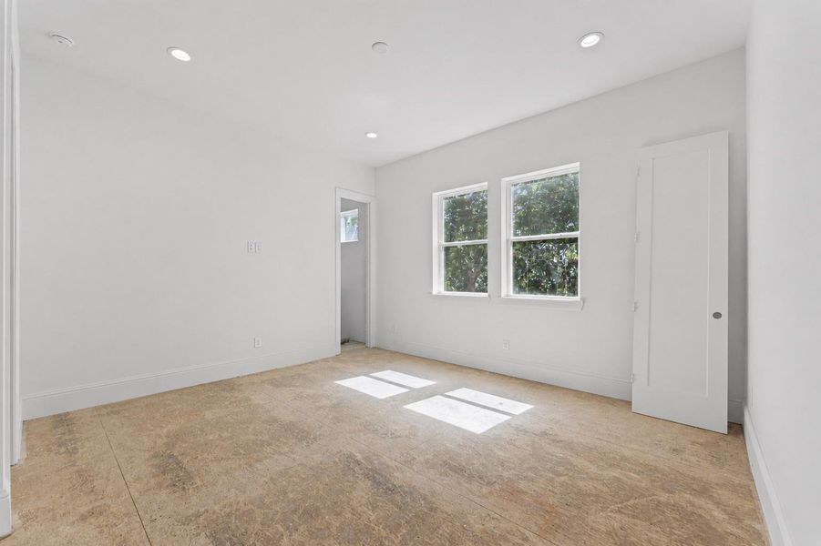 Secondary bedroom.