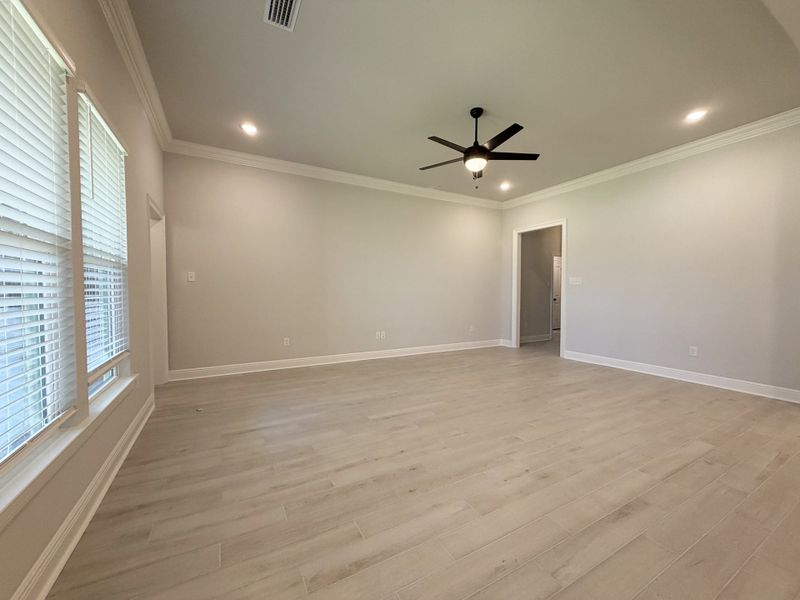 Spacious, unfurnished interior of a new home in Natureview, Freeport (Image 9).