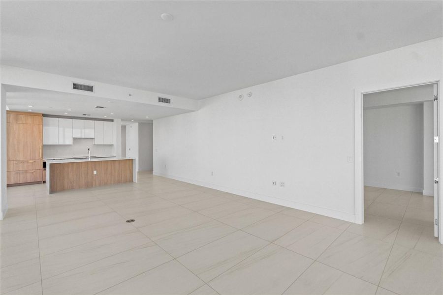 Spacious, unfurnished interior of a new home in , Fort Lauderdale (Image 24).