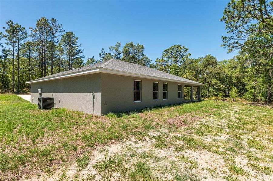 Exterior details and patio area of a home in , Dunnellon (Image 30).