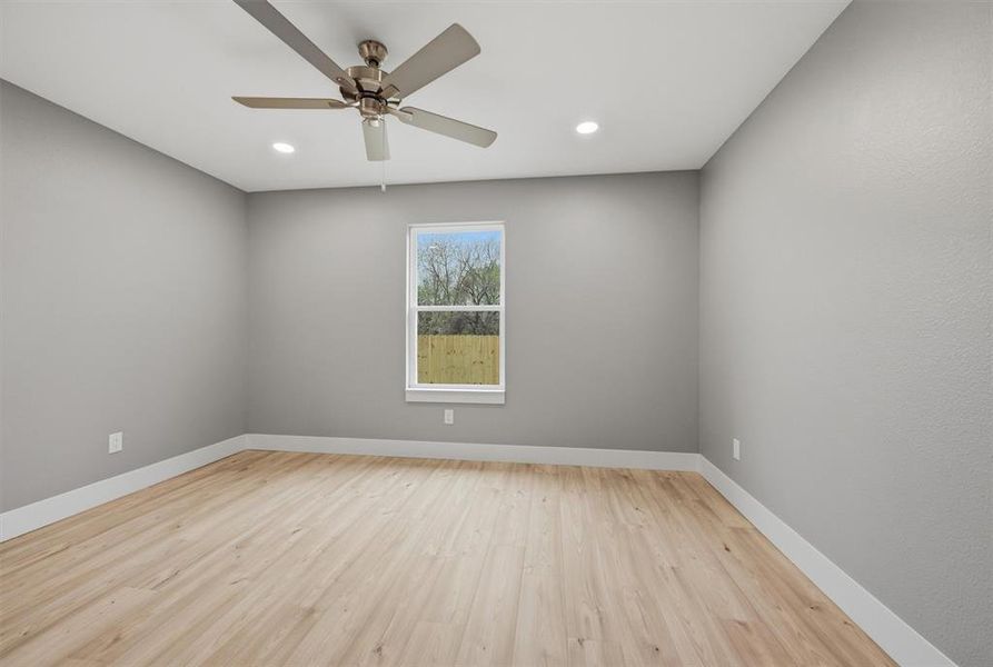 Spacious, unfurnished interior of a new home in , Sherman (Image 22).