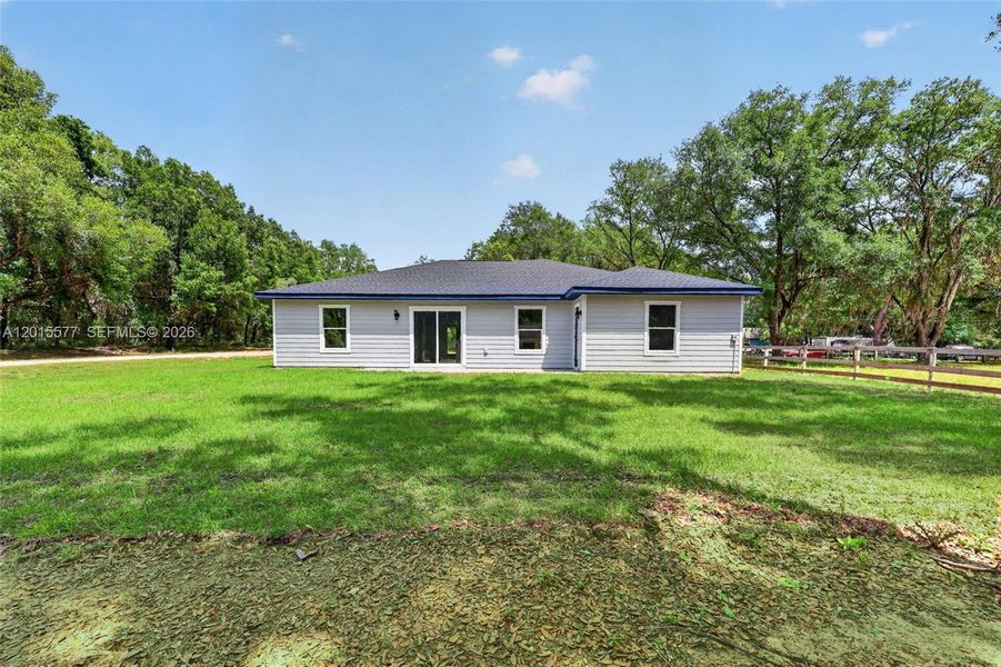 Exterior details and patio area of a home in , Dunnellon (Image 19).