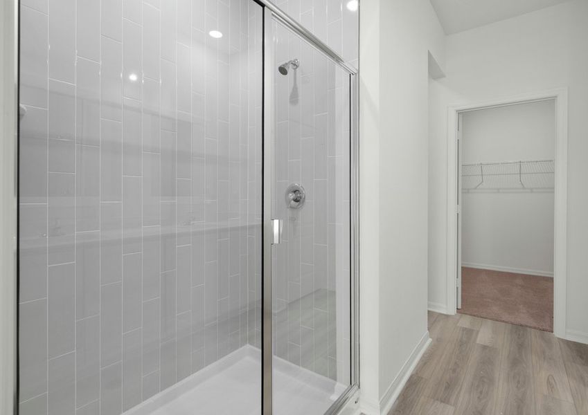 Step-in shower with tile detail