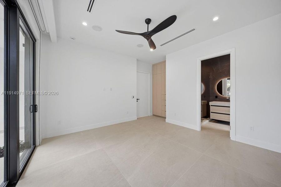 Spacious, unfurnished interior of a new home in , Fort Lauderdale (Image 23).