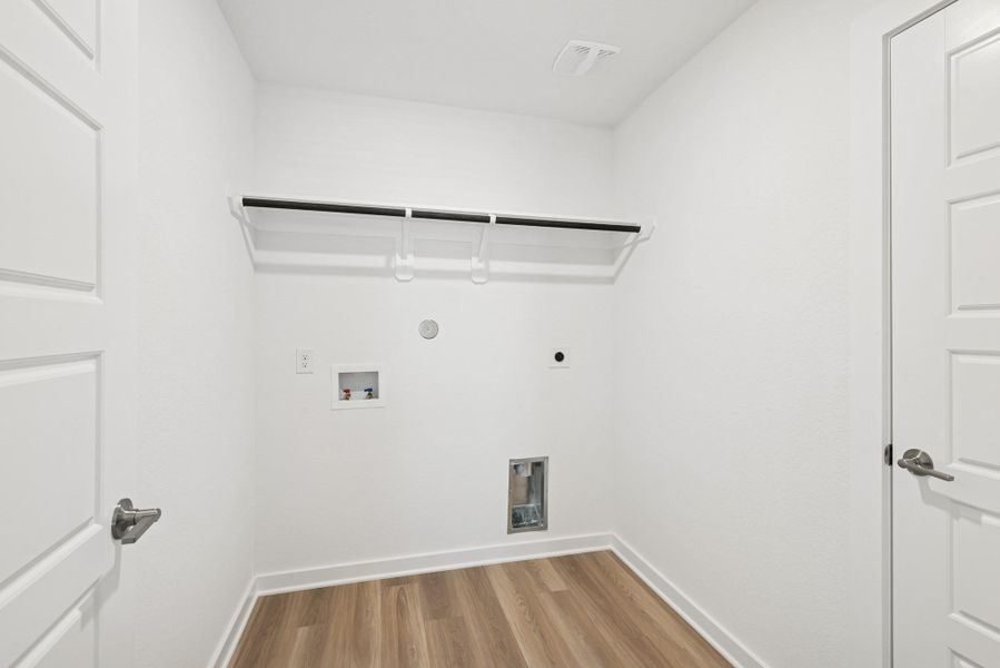 Spacious, unfurnished interior of a new home in Miller's Pond, Rosenberg (Image 15).