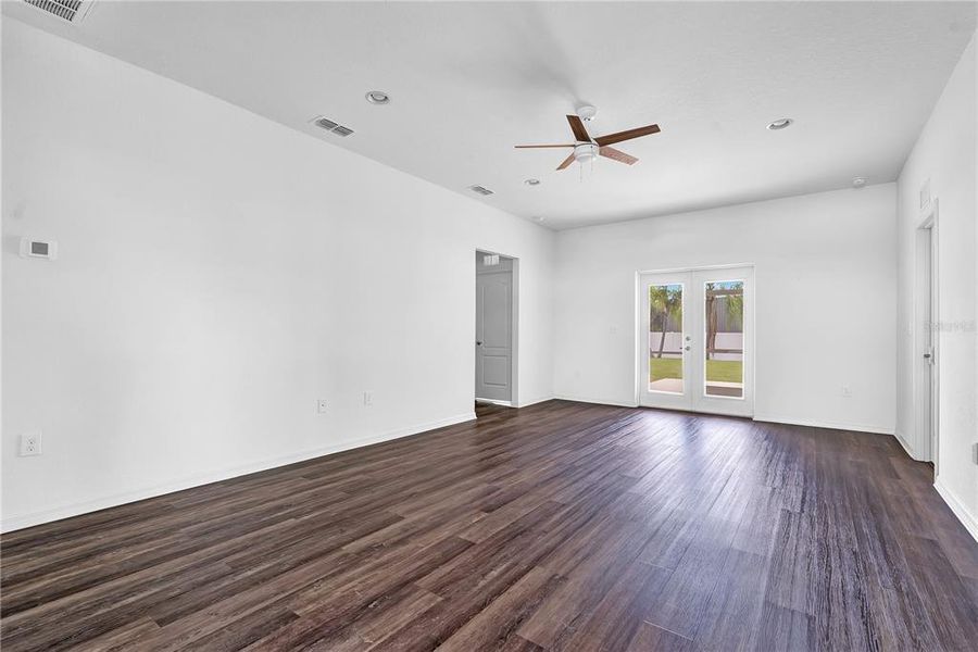 Spacious, unfurnished interior of a new home in Sand Lake Groves, Bartow (Image 15). Spacious, unfurnished interior of a new home in Sand Lake Groves, Bartow (Image 15).