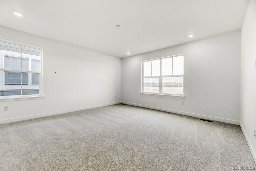 Spacious, unfurnished interior of a new home in Vermilion Creek, Centennial (Image 10).