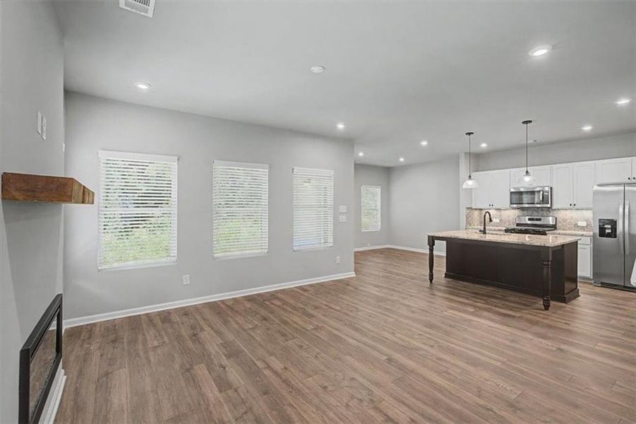 Spacious, unfurnished interior of a new home in Sawmill Creek, Austell (Image 21).