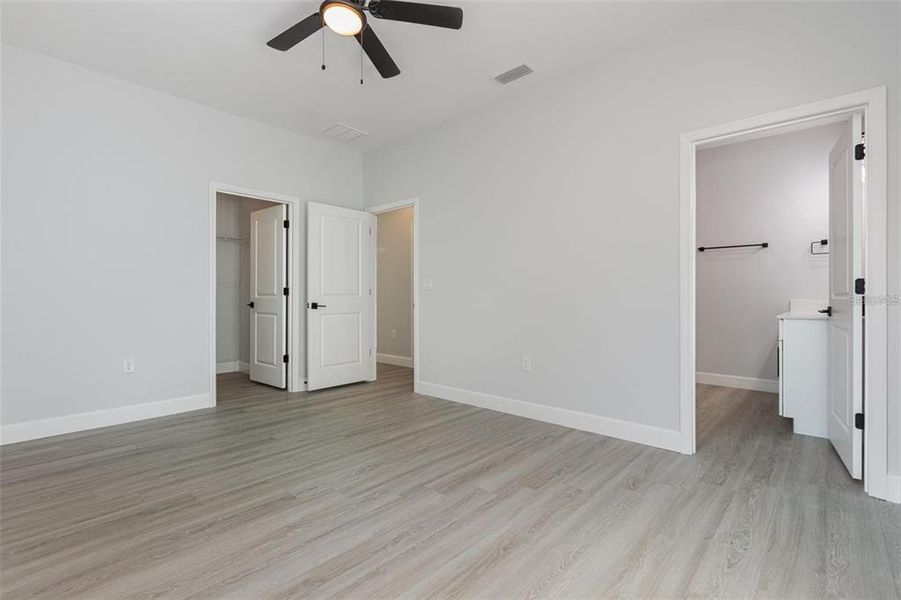 Spacious, unfurnished interior of a new home in , Port Charlotte (Image 10).