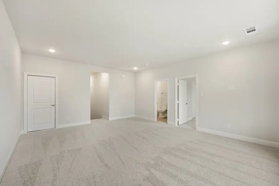 Spacious, unfurnished interior of a new home in Cottonwood Creek, Rowlett (Image 39).