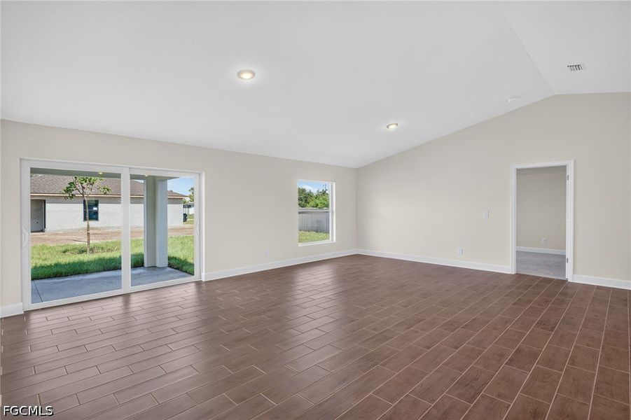 Spacious, unfurnished interior of a new home in Cape Coral, Cape Coral (Image 11).
