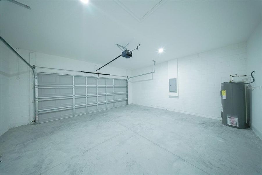 Spacious, unfurnished interior of a new home in , Ocala (Image 10).