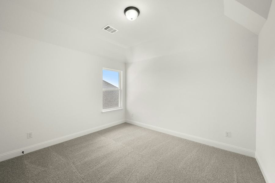 Spacious, unfurnished interior of a new home in Kentsdale Farms, DeSoto (Image 25).