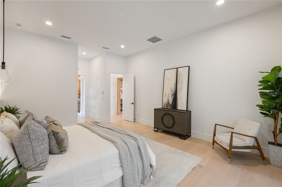 Furnished interior view inside a new home in , Windermere (Image 13).